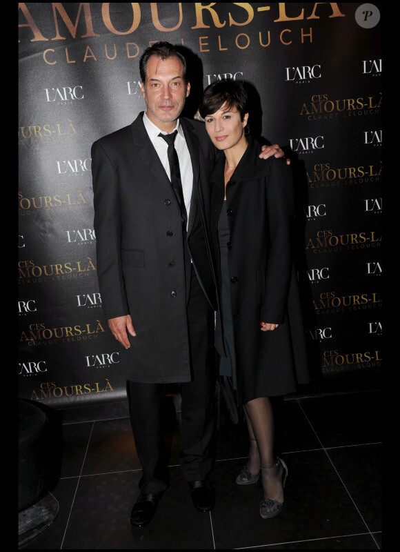 Samuel Labarthe et sa bien-aimée Hélène Médigue lors de la soirée à L'Arc suivant l'avant-première du film Ces amours-là à Paris le 12 septembre 2010