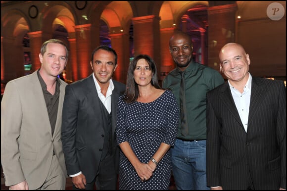 Julien Arnaud, Nikos Aliagas, Catherine Nayl, Harry Roselmack et Louis Bodin au cocktail de rentrée de TF1 (13 septembre 2010 au Palais Brongniart)
