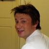 Le Chef anglais Jamie Oliver dans les cuisines du Premier Ministre britannique à Londres, pour un dîner officiel, en avril 2009