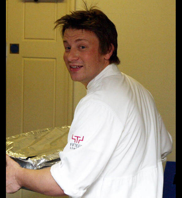 Le Chef anglais Jamie Oliver dans les cuisines du Premier Ministre britannique à Londres, pour un dîner officiel, en avril 2009