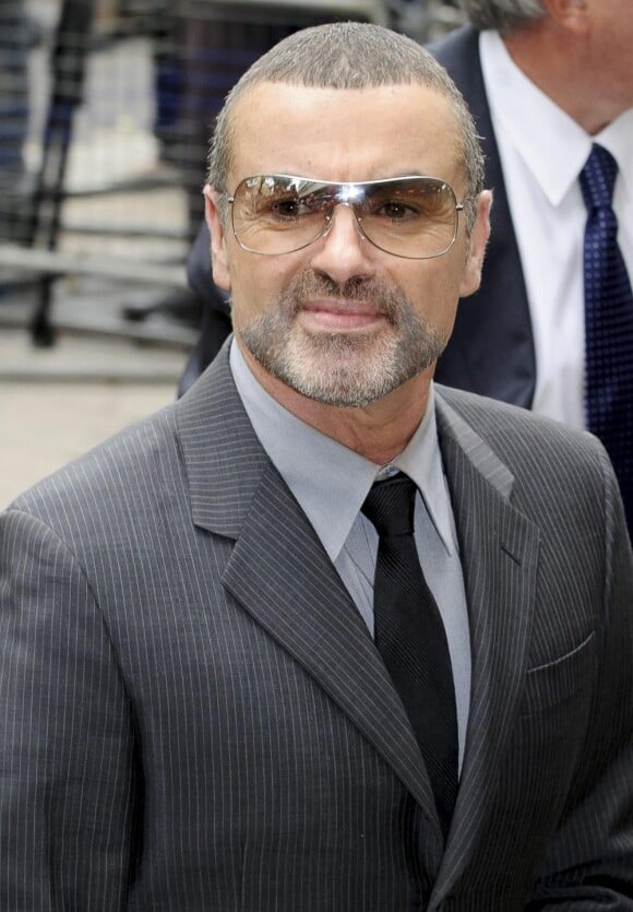 George Michael a gardé les lunettes mais où sont les frisettes ? 