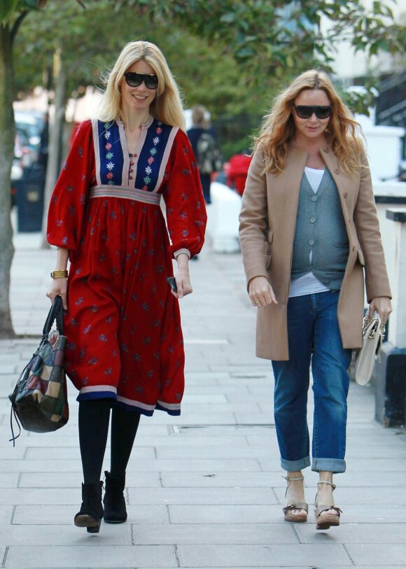 Claudia Schiffer et Stella McCartney rentrent ensemble de l'école où elles ont posé leurs enfants, à Londres