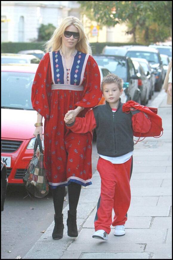 Claudia Schiffer accompagne son fils à l'école, à Londres