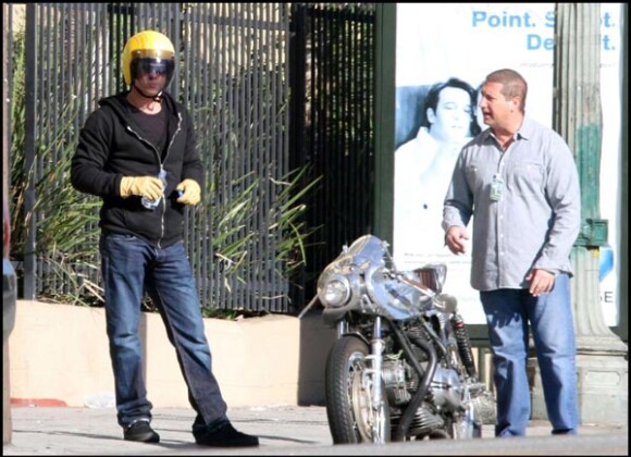 Brad Pitt, en sortie sur l'une de ses motos de collection, est tombé en panne... Heureusement que son garde du corps était là ! A Los Angeles, le 13 septembre 2010.
