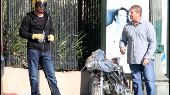 Brad Pitt : blasé et incapable avec sa moto en panne... il appelle au secours son garde du corps !