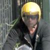 Brad Pitt, en sortie sur l'une de ses motos de collection, est tombé en panne... Heureusement que son garde du corps était là ! A Los Angeles, le 13 septembre 2010.