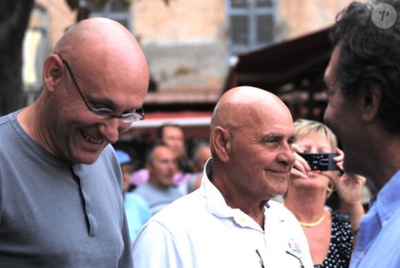 Bernard Laporte et Jean-Jacques Bourdin au challenge souvenir dédié à feu Henri Salvador, organisé dans le cadre du 3e National de pétanque de L'Ile-Rousse. 17 septembre 2010