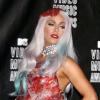 Lady Gaga en robe viande lors des MTV VMA