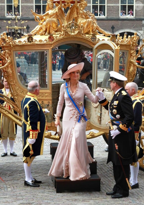 La reine Beatrix, le Prince Willem-Alexander et la princesse  Maxima arrivent en carrosse...