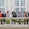 La reine Beatrix, le Prince Willem-Alexander, la princesse Maxima et la famille royale au balcon salue la foule.