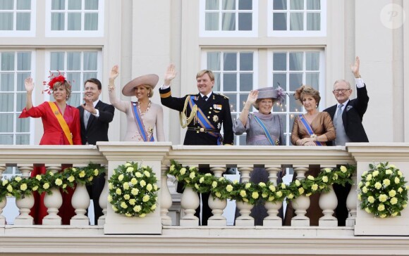 La reine Beatrix, le Prince Willem-Alexander, la princesse Maxima et la famille royale au balcon salue la foule.