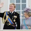 La reine Beatrix et son fils le Prince Willem-Alexander saluent la foule. La reine est éclatée de rire, rien ne la pertube !