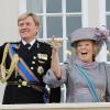 La reine Beatrix et son fils le Prince Willem-Alexander saluent la foule. La reine est éclatée de rire, rien ne la pertube !