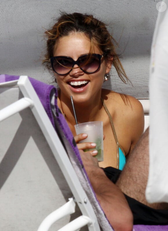 Adriana Lima à Miami, sur la plage, prend du bon temps avec ses amis. Le 21/09/10