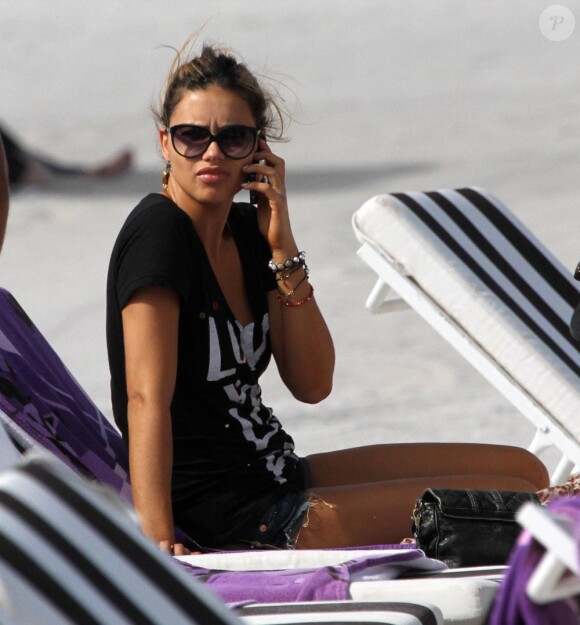 Adriana Lima sur la plage à Miami le 21/09/10 a refusé de se mettre en maillot de bain !