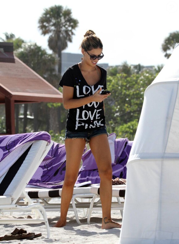Adriana Lima sur la plage à Miami le 21/09/10 a refusé de se mettre en maillot de bain !