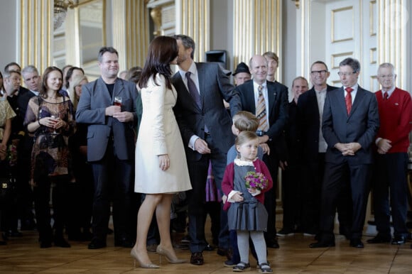 Mary et Frederik de Danemark assistent avec leurs enfants Isabella et Christian à une cérémonie officielle à Copenhague dans le palais d'Amalienborg le 21 septembre 2010