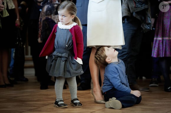 Mary de Danemark assiste avec ses enfants Isabella et Christian à une cérémonie officielle à Copenhague dans le palais d'Amalienborg le 21 septembre 2010