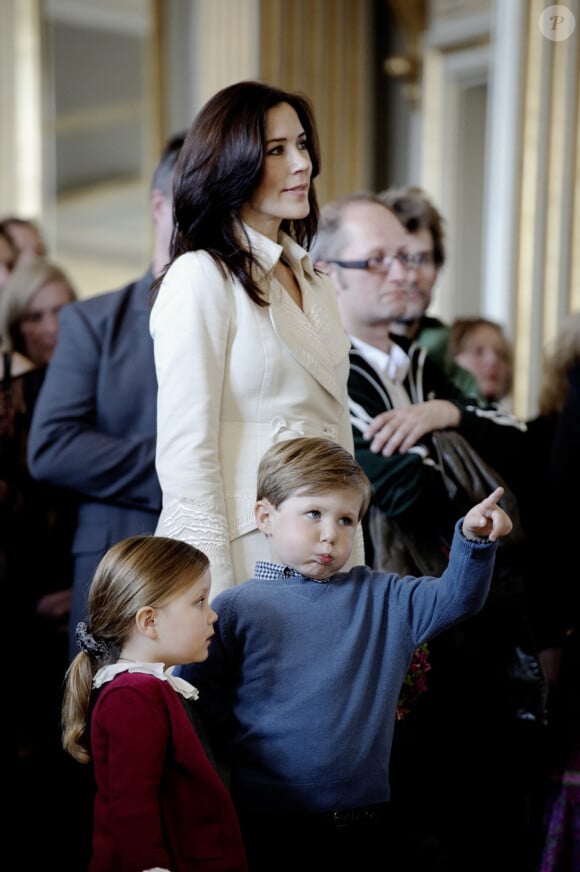 Mary et Frederik de Danemark assistent avec ses enfants Isabella et Christian à une cérémonie officielle à Copenhague dans le palais d'Amalienborg le 21 septembre 2010