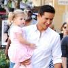 Le comédien et animateur télé Mario Lopez a été photographié, ce jeudi 23 septembre, pour en plein tournage de son émission pour Extra TV, entouré de jeunes enfants.