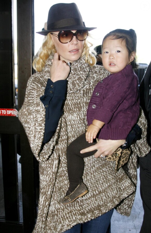 Katherine Heigl et sa petite Naleigh à l'aéroport de Los Angeles le 24 septembre 2010