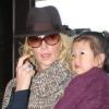 Katherine Heigl et sa petite Naleigh à l'aéroport de Los Angeles le 24 septembre 2010