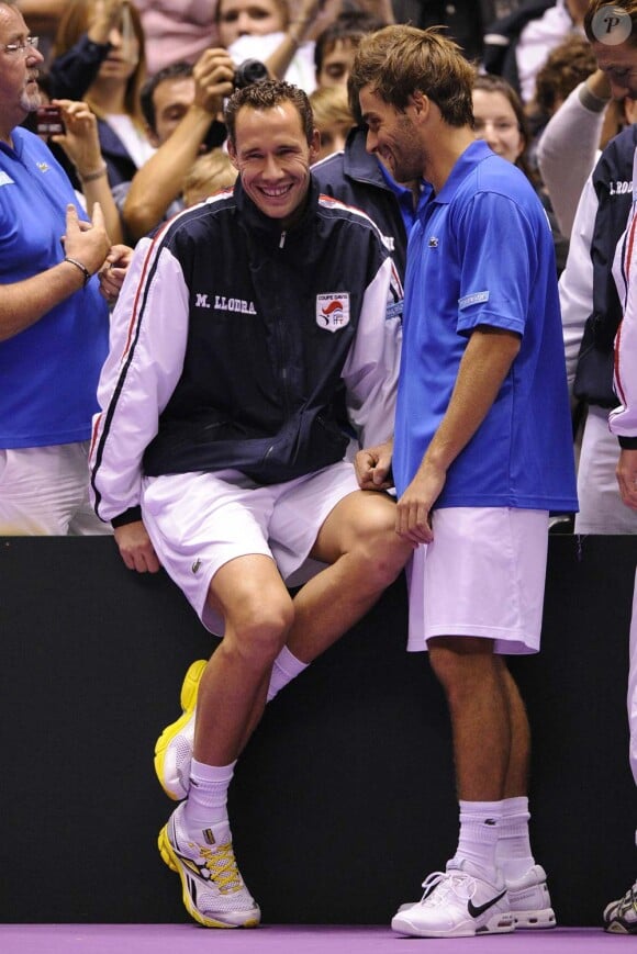 Michaël Llodra et Arnaud Clément pendant la demi-finale de la coupe Davis, à Lyon les 18 et 19 septembre 2010