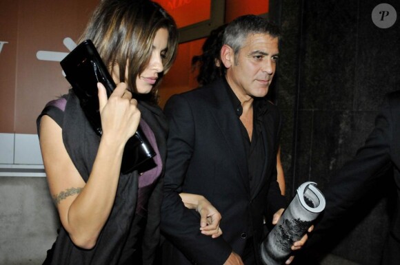 George Clooney et Elisabetta Canalis à la sortie du restaurant Nobu, à Milan. 27/09/2010