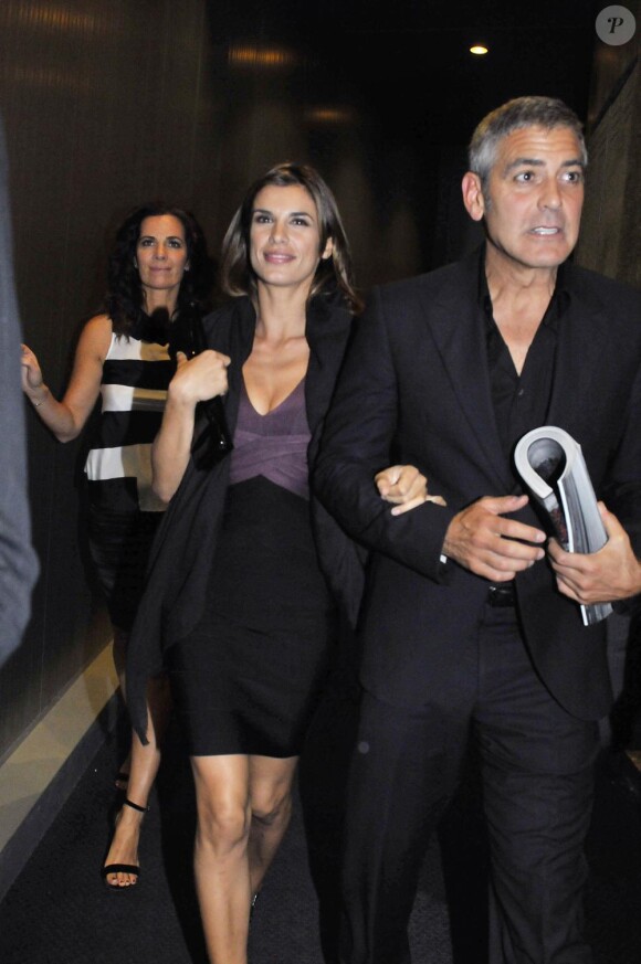 George Clooney et Elisabetta Canalis à la sortie du restaurant Nobu, à Milan. 27/09/2010