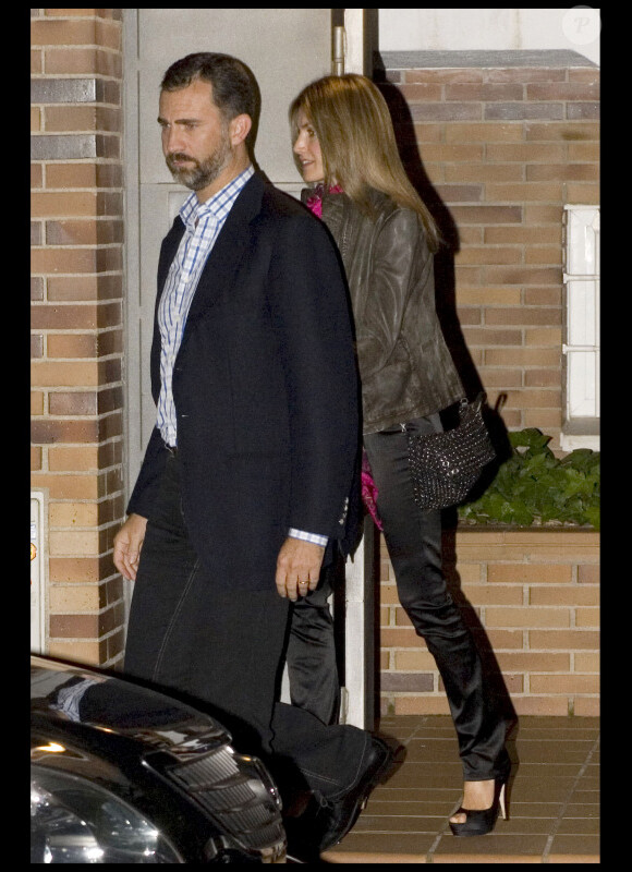 Letizia d'Espagne et Felipe à la sortie d'un dîner privé à Madrid, en amoureux. Le 28 septembre 2010.