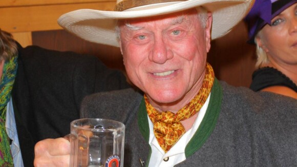 Le J.R. de Dallas, Larry Hagman : A la fête de la bière il boit... de l'eau !