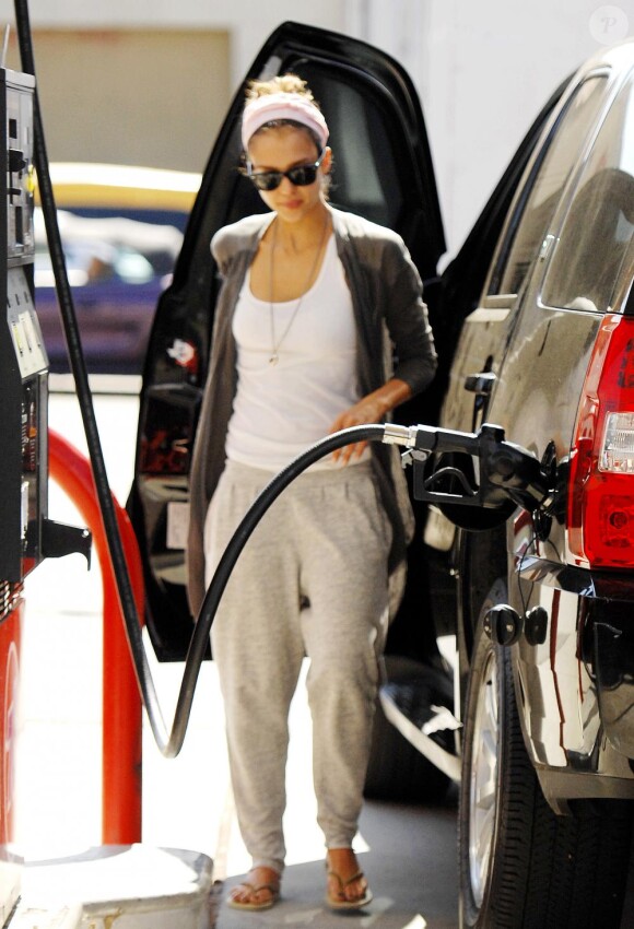 Jessica Alba fait le plein d'essence dans sa tenue du dimanche 