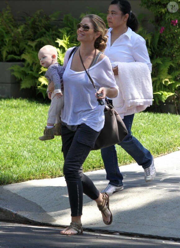 Rebecca Gayheart et sa fille Billie Beatrice Dane vont à l'école dans une classe Maman et moi à West Hollywood le 23 septembre 2010