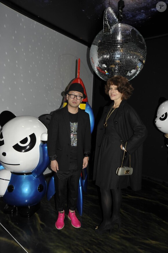 L'artiste Ji Ji présente ses Pandas à Fanny Ardant à l'occasion de la 13e exposition de l'Espace culturel Louis Vuitton, Qui es-tu Peter du 1er octobre 2010 au 9 janvier 2011 à Paris. 
