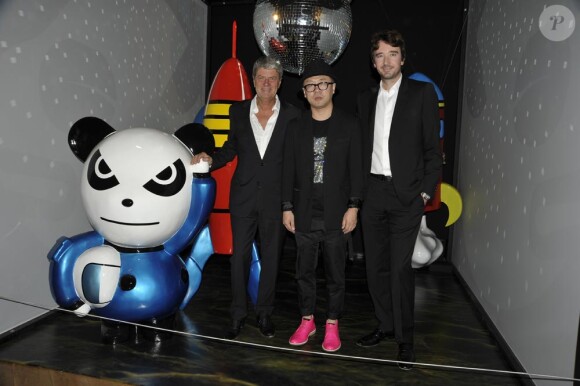 Yves Carcelle, Ji Ji et Antoine Arnault posent avec les oeuvres de l'artiste chinois à l'occasion de la 13e exposition de l'Espace culturel Louis Vuitton, Qui es-tu Peter du 1er octobre 2010 au 9 janvier 2011 à Paris