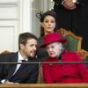 La famille royale danoise se pliait mardi 5 octobre au rituel de la rentrée parlementaire, au Folketinget, à Copenhague. A cette occasion, la princesse Mary, enceinte de six mois de jumeaux, a eu droit à une ovation, et a fait la révérence !