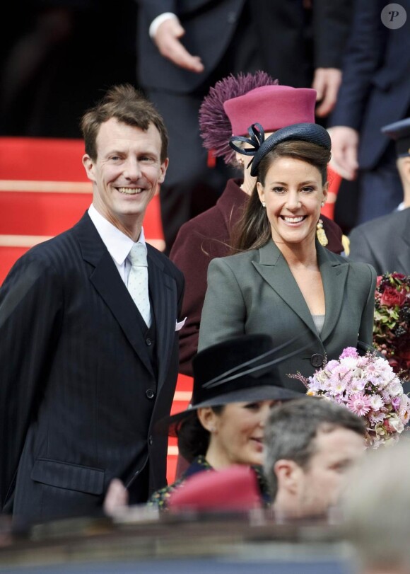 La famille royale danoise (photo : Joachim et Marie) se pliait mardi 5 octobre au rituel de la rentrée parlementaire, au Folketinget, à Copenhague. A cette occasion, la princesse Mary, enceinte de six mois de jumeaux, a eu droit à une ovation !