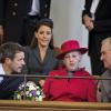 La famille royale danoise se pliait mardi 5 octobre au rituel de la rentrée parlementaire, au Folketinget, à Copenhague. A cette occasion, la princesse Mary, enceinte de six mois de jumeaux, a eu droit à une ovation, et a fait la révérence !