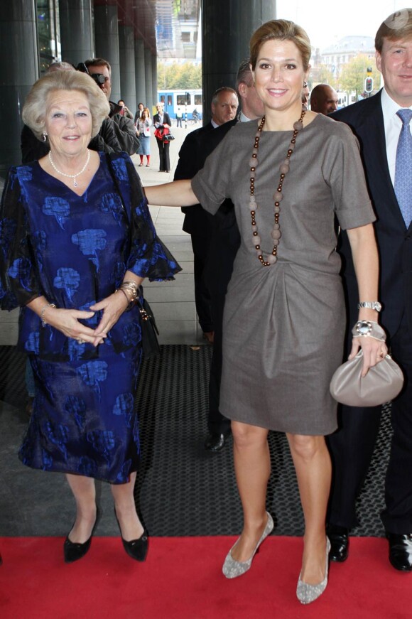 La reine Beatrix des Pays-Bas, avec son fils Willem-Alexander et sa belle-fille Maxima, décernait le 7 octobre 2010 le Prix Erasme au musicien, économiste, homme politique et philanthrope vénézuélien José Antonio Abreu.