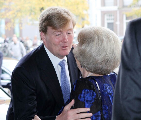 La reine Beatrix des Pays-Bas, avec son fils Willem-Alexander et sa belle-fille Maxima, décernait le 7 octobre 2010 le Prix Erasme au musicien, économiste, homme politique et philanthrope vénézuélien José Antonio Abreu.