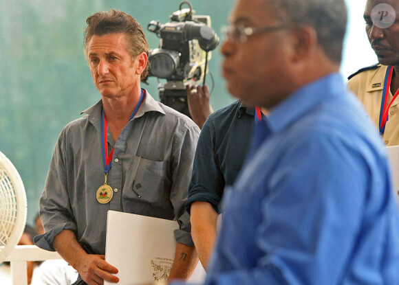 Sean Penn sur l'île de Haïti en juillet 2010