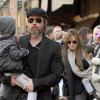 Brad Pitt et Angelina Jolie portent leurs filles Shiloh et Zahara à Florence en Italie en mars 2010