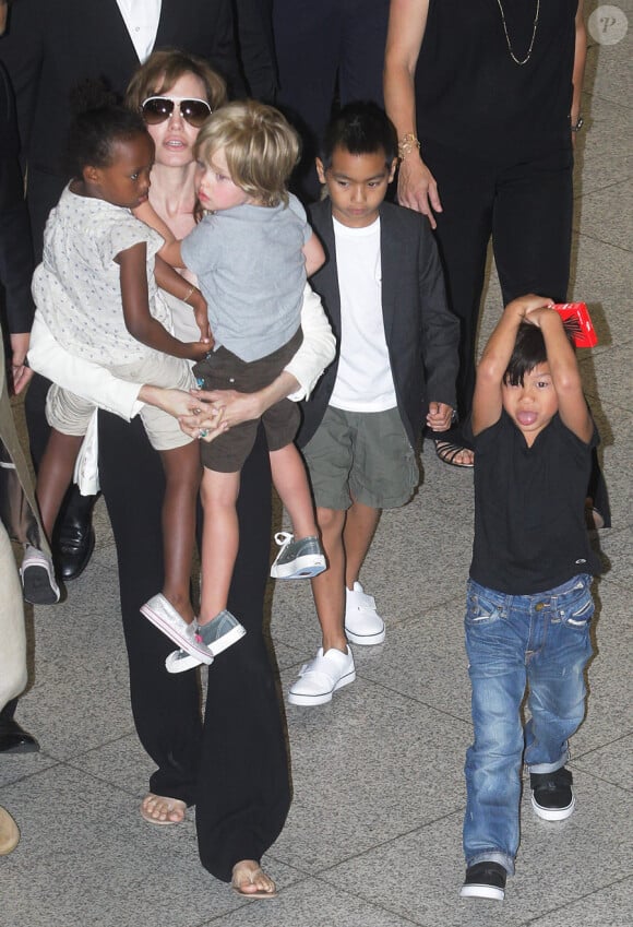 Super Angelina Jolie porte Shiloh et Zahara tandis que Pax et Maddox marchent à ses côtés en Corée du Sud en juillet 2010