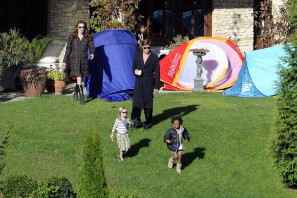 Angelina Jolie, Brad Pitt et leurs enfants dans leur maison de Budapest, en Hongrie, le 9 octobre 2010