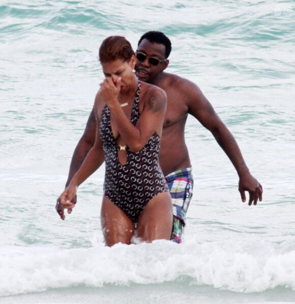 Bobby Brown et sa fiancée Alicia Etheridge à la plage à Miami, le 26 septembre 2010