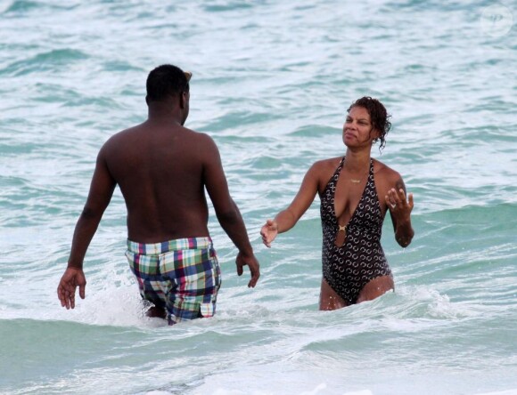 Bobby Brown et sa fiancée Alicia Etheridge à la plage à Miami, le 26 septembre 2010