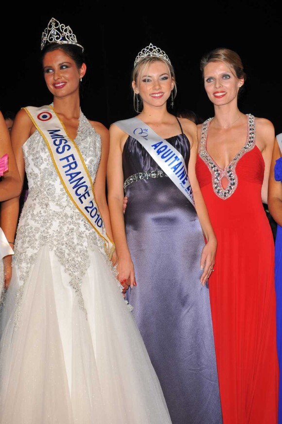Clémence Thill, Miss Aquitaine 2011, entourée de Malika Ménard et Sylvie Tellier à l'élection de Miss Aquitaine (16 octobre 2010 à Cadillac)