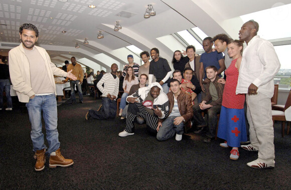 Jamel Debbouze pose avec l'équipe du Jamel Comedy Club, dont le comte de Bouderbala, en 2006