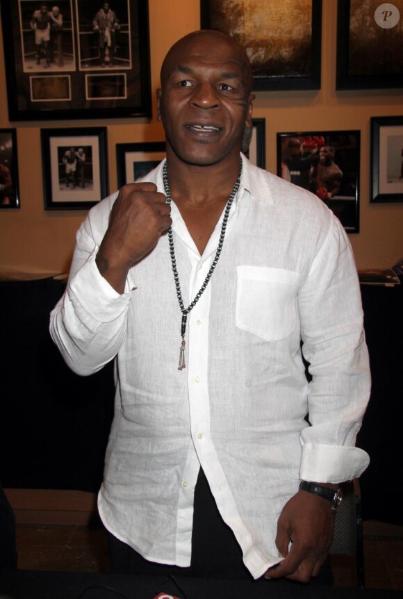 Mike Tyson signe des autographes à Las Vegas, le 16 octobre 2010