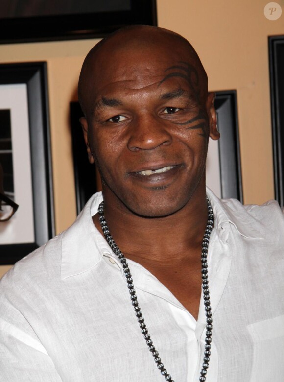 Mike Tyson signe des autographes à Las Vegas, le 16 octobre 2010
